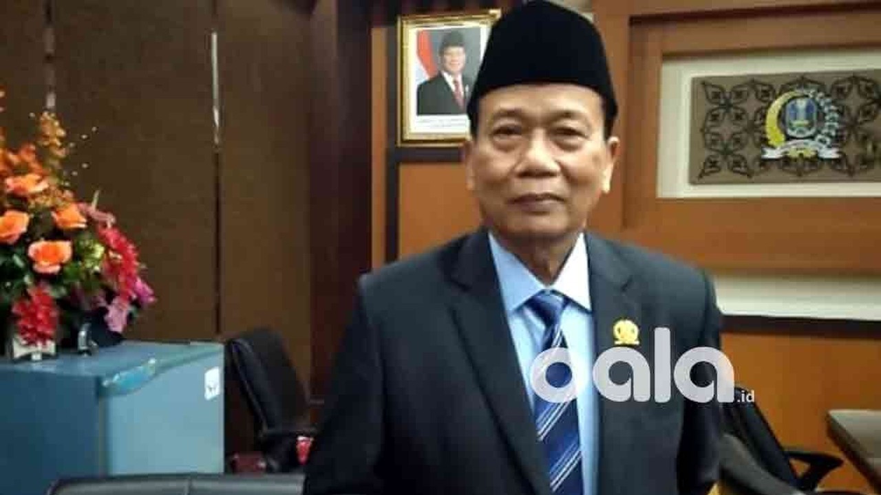 Anggota Komisi E DPRD Jatim Dr Rasiyo di ruang kerjanya — mendukung larangan penahanan ijazah siswa dan meminta Dinas Pendidikan Jatim menyisir sekolah yang belum menyerahkan ijazah lulusan