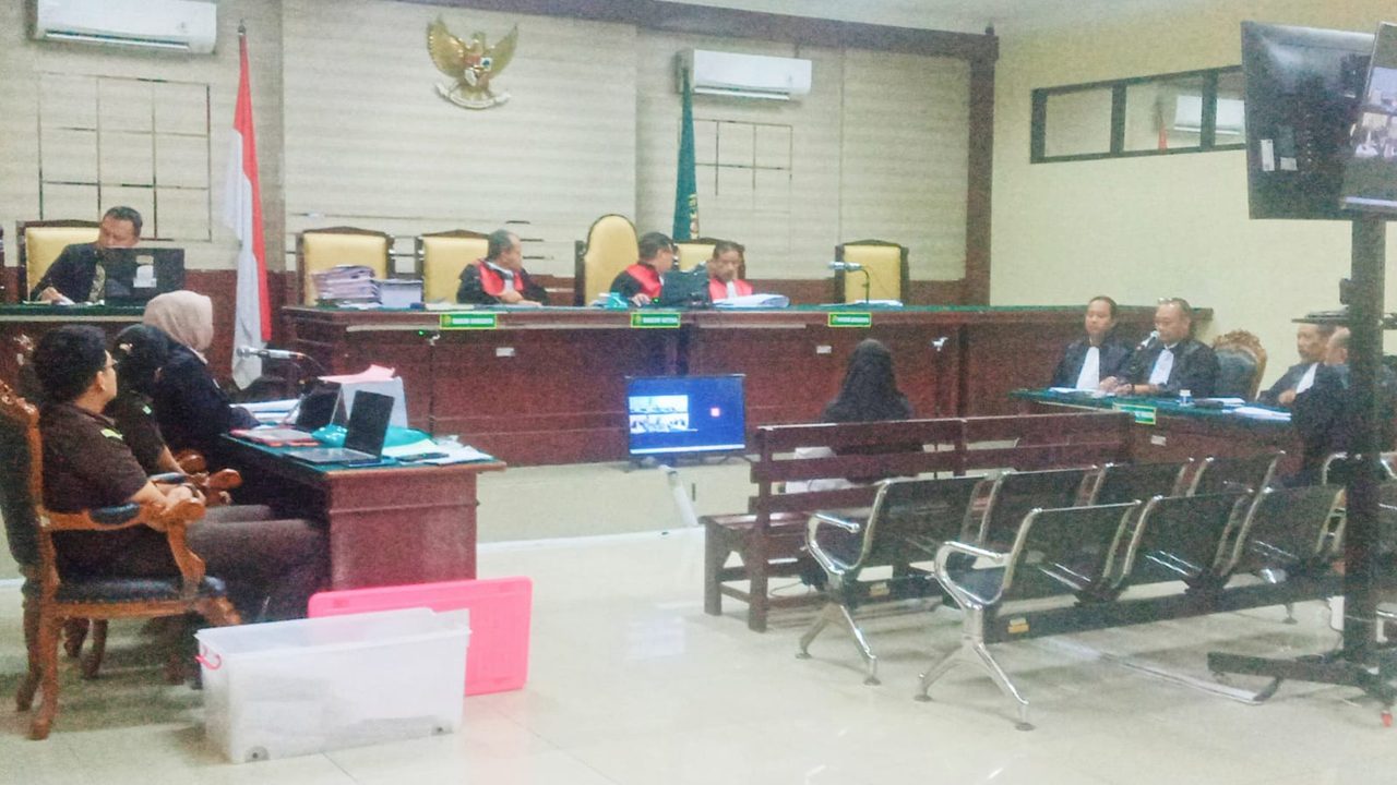 Suasana sidang pemeriksaan terdakwa Ririn Aprilia di Pengadilan Tipikor Surabaya.