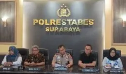 Kapolrestabes Surabaya Kombes Pol Luthfie Sulistiawan dalam konferensi pers penanganan kasus kekerasan anak di Rungkut