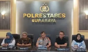 Kapolrestabes Surabaya Kombes Pol Luthfie Sulistiawan dalam konferensi pers penanganan kasus kekerasan anak di Rungkut