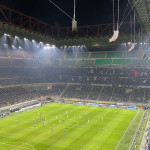 Stadion Giuseppe Meazza, kandang Inter Milan, pada malam pertandingan.