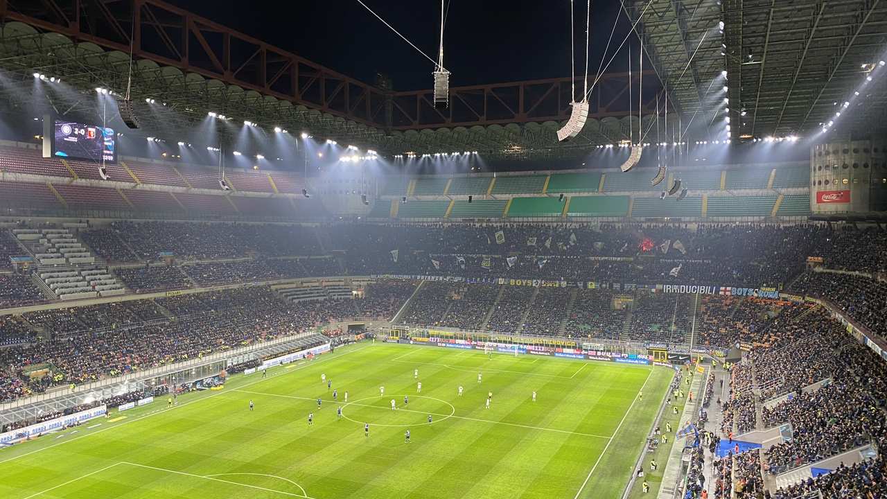 Stadion Giuseppe Meazza, kandang Inter Milan, pada malam pertandingan.