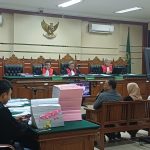 Suasana sidang perkara pungli ESDM Jatim di Pengadilan Tipikor Surabaya dengan tumpukan berkas dakwaan