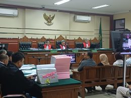 Suasana sidang perkara pungli ESDM Jatim di Pengadilan Tipikor Surabaya dengan tumpukan berkas dakwaan