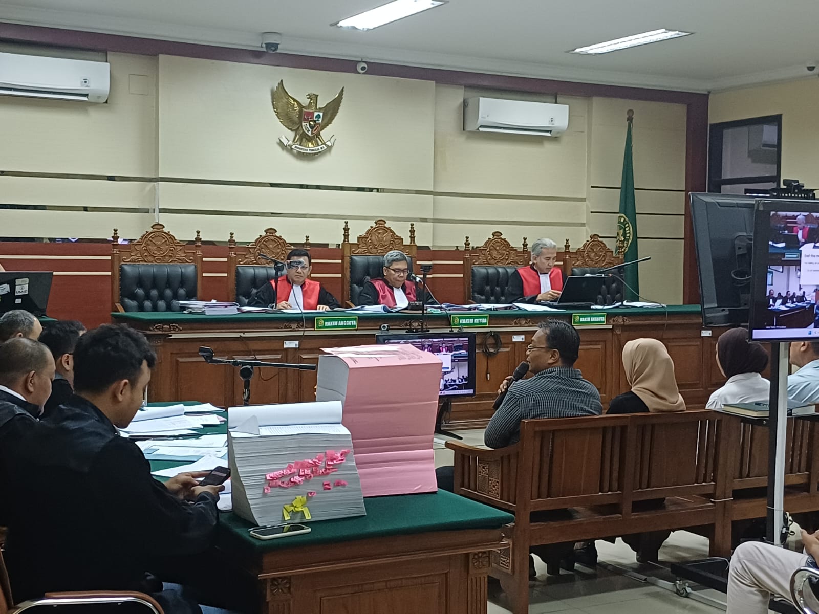 Suasana sidang perkara pungli ESDM Jatim di Pengadilan Tipikor Surabaya dengan tumpukan berkas dakwaan