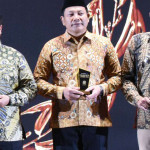 Tiga pejabat berbatik memegang plakat Wilwatikta Awards 2026.