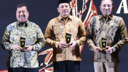 Tiga pejabat berbatik memegang plakat Wilwatikta Awards 2026.