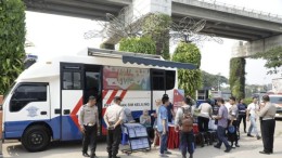 Antrean warga mengurus perpanjangan SIM di layanan SIM keliling Polrestabes Surabaya