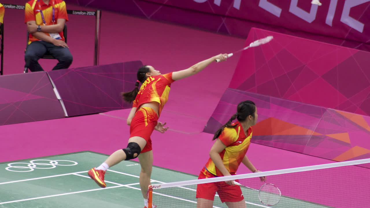 Pebulu tangkis ganda putri bertanding di Olimpiade London 2012.