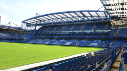 Stadion Stamford Bridge, kandang Chelsea.