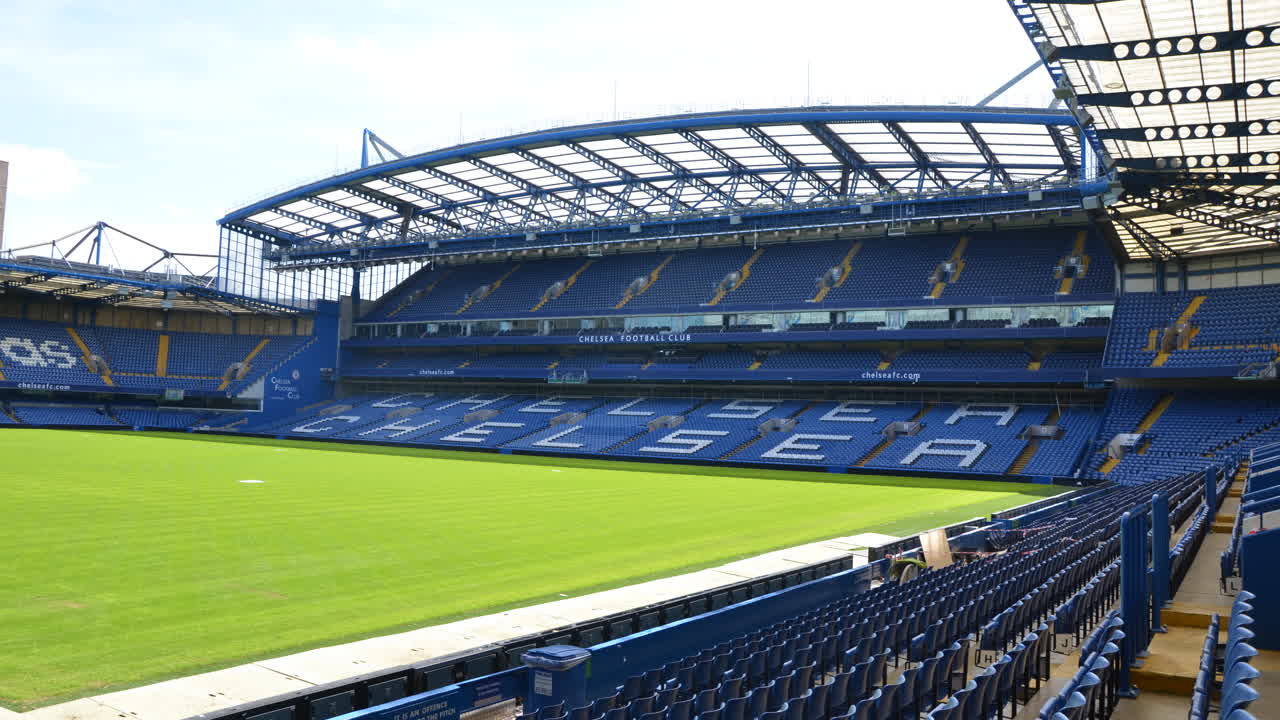 Stadion Stamford Bridge, kandang Chelsea.