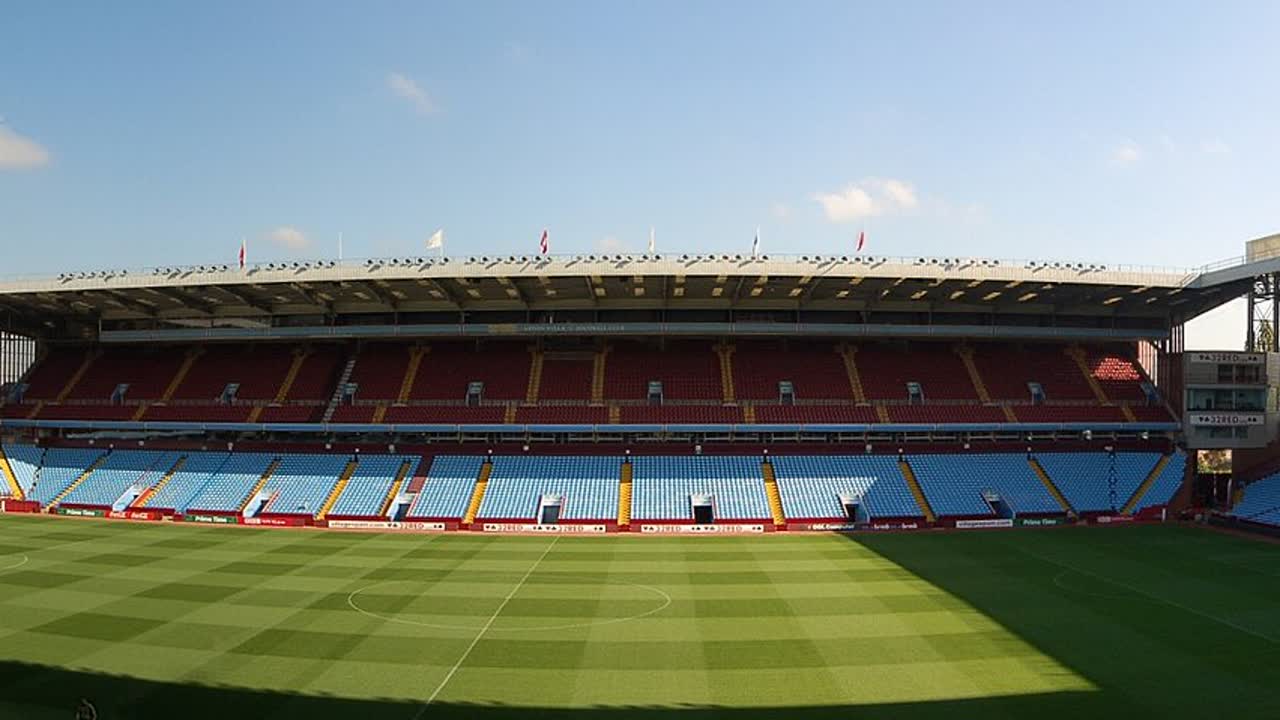 Stadion Villa Park, kandang Aston Villa.