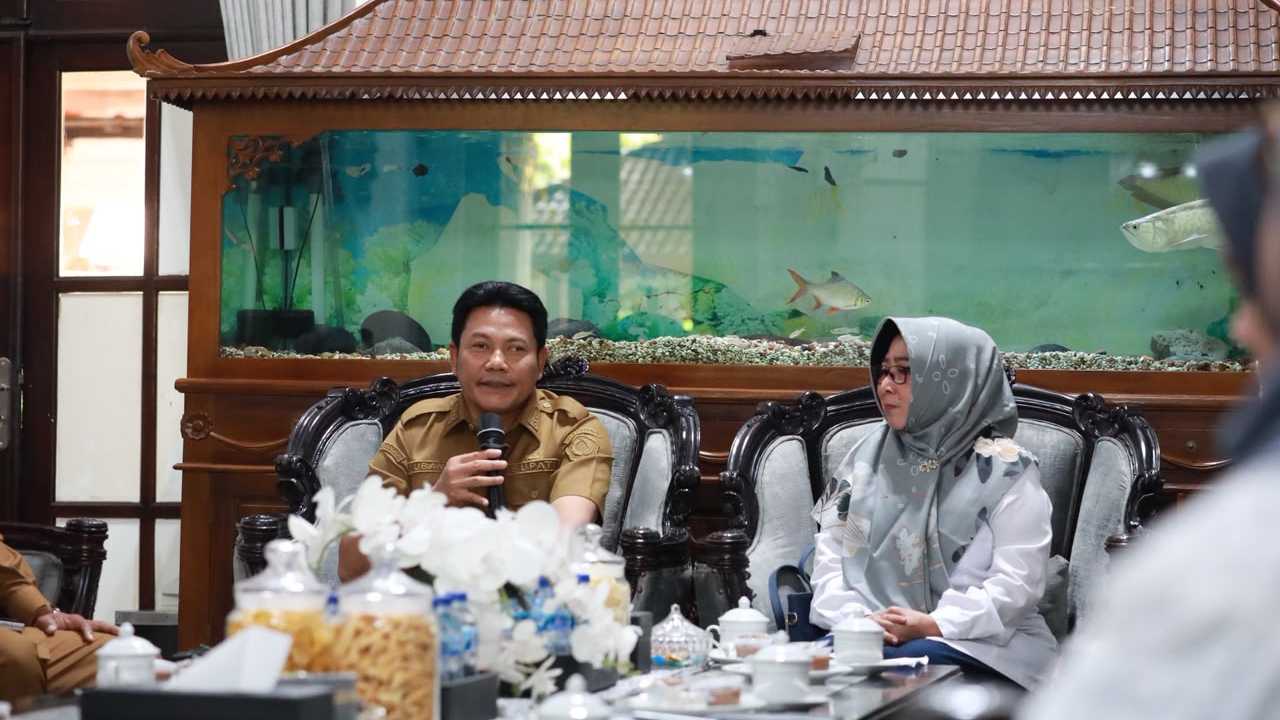 Bupati Sidoarjo Subandi saat audiensi bersama jajaran Forum CSR di Ruang Transit Pendopo Delta Wibawa, Senin 26 Oktober 2026.