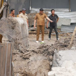 Bupati Sidoarjo Subandi saat menyidak pembangunan rumah pompa di Jalan Jati dan Sekardangan, Senin 26 Oktober 2026.