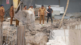 Bupati Sidoarjo Subandi saat menyidak pembangunan rumah pompa di Jalan Jati dan Sekardangan, Senin 26 Oktober 2026.