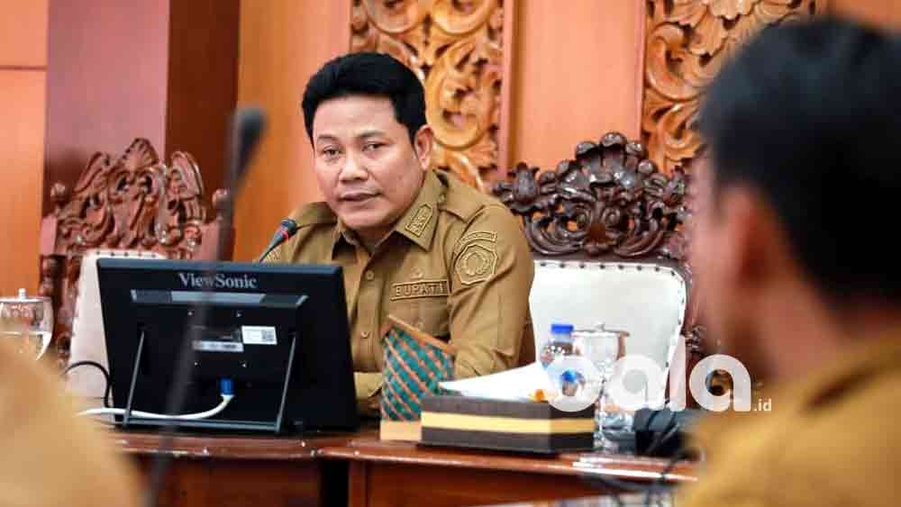 Bupati Sidoarjo H. Subandi memimpin audiensi bersama kepala desa se-Kecamatan Tulangan membahas banjir dan jalan rusak Tulangan serta sampah di Opsroom Setda Sidoarjo