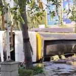 Truk tangki terguling dengan muatan cairan tumpah di depan Masjid Agung Kebomas, Gresik