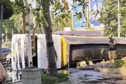 Truk tangki terguling dengan muatan cairan tumpah di depan Masjid Agung Kebomas, Gresik