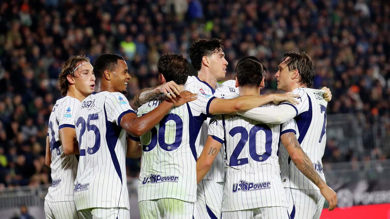 Para pemain Inter merayakan gol ke gawang Venezia di Stadio Pier Luigi Penzo.