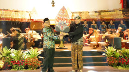 Penyerahan gunungan wayang pada pagelaran wayang kulit Hari Jadi ke-81 Jawa Timur di depan gedung DPRD Jatim.