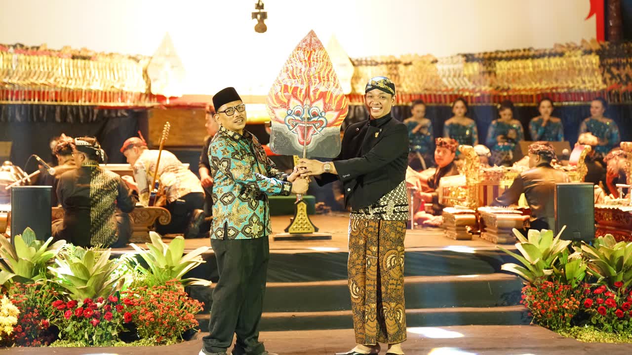Penyerahan gunungan wayang pada pagelaran wayang kulit Hari Jadi ke-81 Jawa Timur di depan gedung DPRD Jatim.