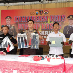 Konferensi pers pengungkapan dugaan penipuan WNA Vietnam di Mapolresta Sidoarjo, dengan barang bukti ponsel dan laptop.