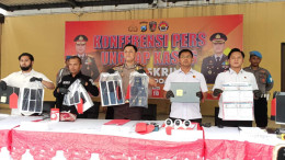 Konferensi pers pengungkapan dugaan penipuan WNA Vietnam di Mapolresta Sidoarjo, dengan barang bukti ponsel dan laptop.