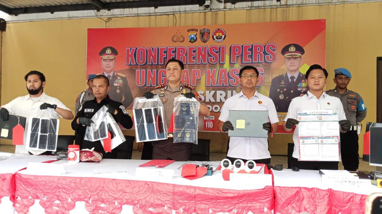 Konferensi pers pengungkapan dugaan penipuan WNA Vietnam di Mapolresta Sidoarjo, dengan barang bukti ponsel dan laptop.